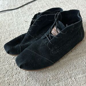 Women’s Tom’s black lace up ankle boots